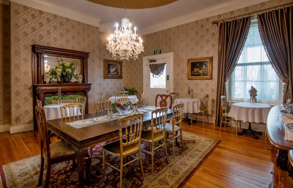 Honky Tonks in Nashville, photo of our dining room at our Bed and Breakfast in Nashville TN